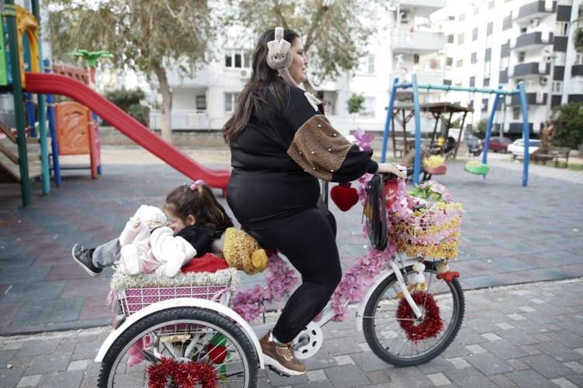 Süslü ve müzikli bisikleti 4 çocuklu annenin ulaşım aracı oldu