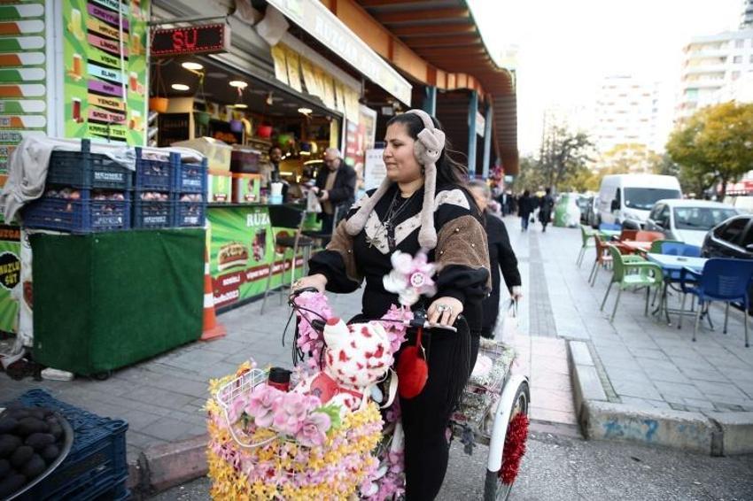 Süslü ve müzikli bisikleti 4 çocuklu annenin ulaşım aracı oldu