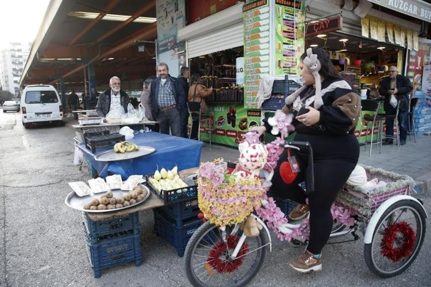 Süslü ve müzikli bisikleti 4 çocuklu annenin ulaşım aracı oldu