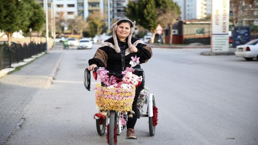 Süslü ve müzikli bisikleti 4 çocuklu annenin ulaşım aracı oldu