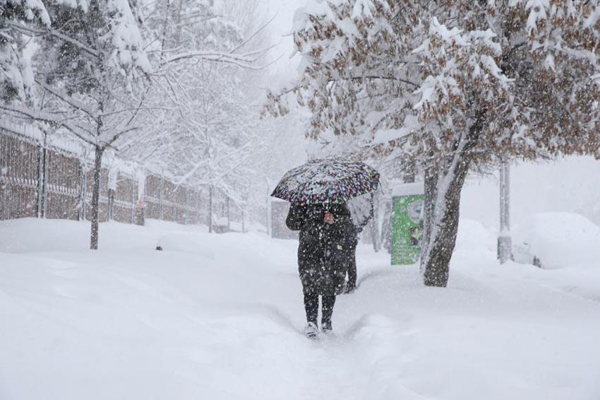 Lapa lapa kar yağışları ve sağanaklar geri dönüyor! Meteoroloji tarih vererek uyardı: İstanbul, Ankara ve İzmir'de hava sıcaklıkları düşecek...