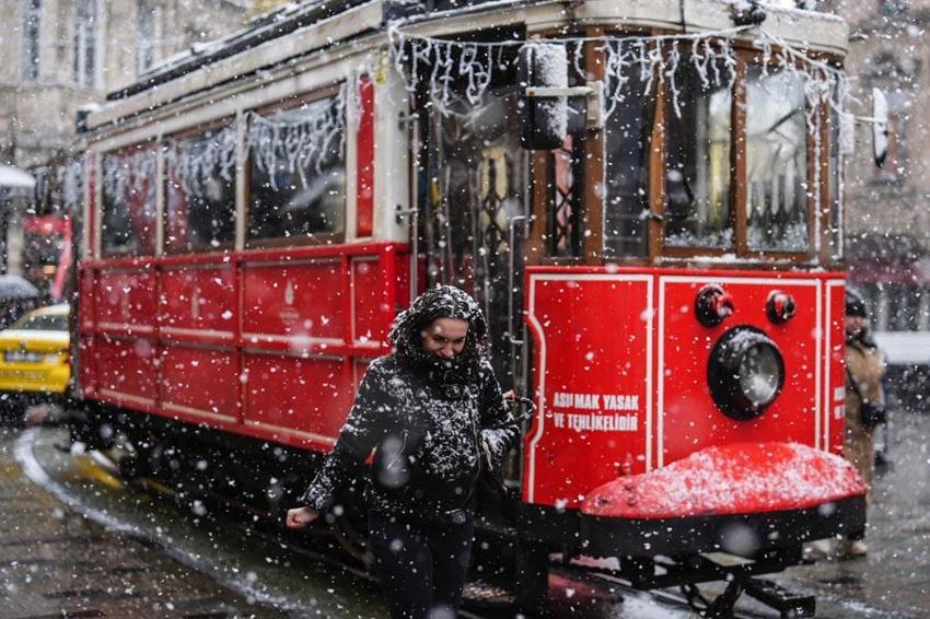 Lapa lapa kar yağışları ve sağanaklar geri dönüyor! Meteoroloji tarih vererek uyardı: İstanbul, Ankara ve İzmir'de hava sıcaklıkları düşecek...