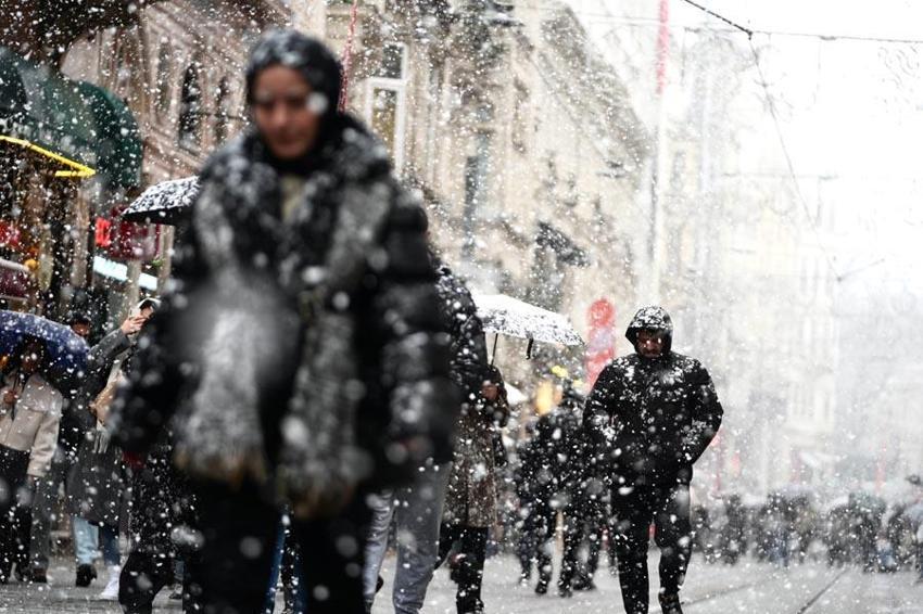 Lapa lapa kar yağışları ve sağanaklar geri dönüyor! Meteoroloji tarih vererek uyardı: İstanbul, Ankara ve İzmir'de hava sıcaklıkları düşecek...