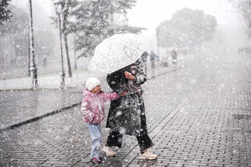 Lapa lapa kar yağışları ve sağanaklar geri dönüyor! Meteoroloji tarih vererek uyardı: İstanbul, Ankara ve İzmir'de hava sıcaklıkları düşecek...