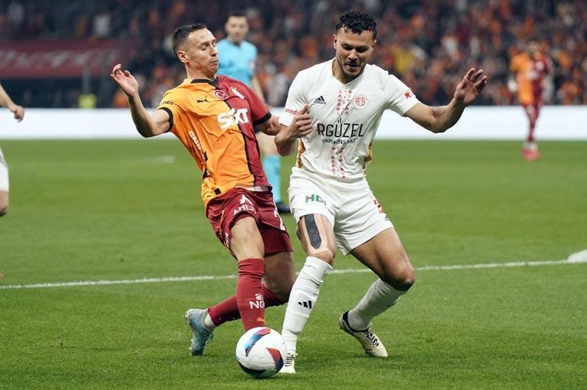 Galatasaray Antalyaspor maçında gol yağmuru! Aslan 3 puanı 4 golle aldı