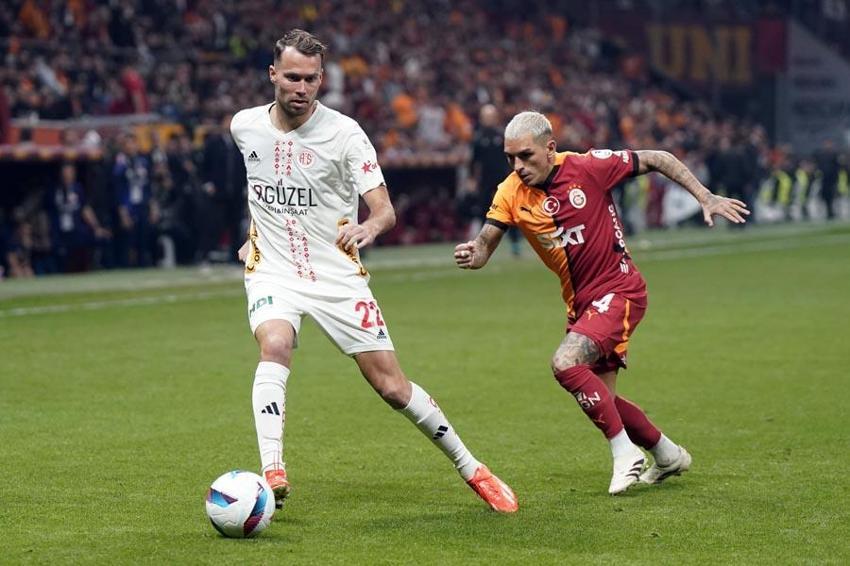 Galatasaray Antalyaspor maçında gol yağmuru! Aslan 3 puanı 4 golle aldı