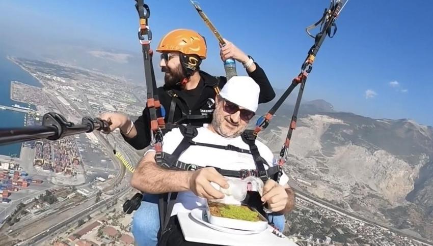 Amanos Dağları'ndan paraşütle atlayıp gökyüzünde baklava yaptılar