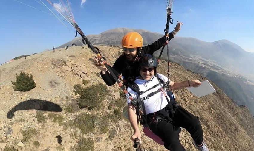 Amanos Dağları'ndan paraşütle atlayıp gökyüzünde baklava yaptılar