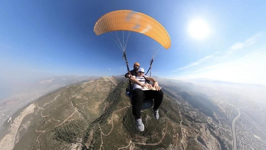 Amanos Dağları'ndan paraşütle atlayıp gökyüzünde baklava yaptılar