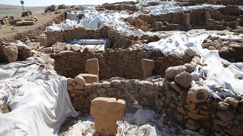 Neolitik Çağ'ın önemli yerleşimlerinden Karahantepe, bu yıl ziyaretçilerini ağırlamaya başlıyor