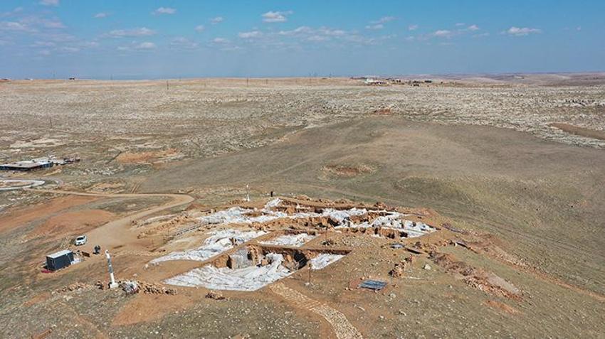 Neolitik Çağ'ın önemli yerleşimlerinden Karahantepe, bu yıl ziyaretçilerini ağırlamaya başlıyor