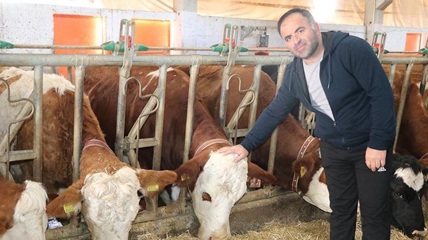 Şehir hayatından kaçıp köyüne yerleşti! Devlet desteğiyle kurduğu çiftlikte ayda tonlarca süt üretiyor