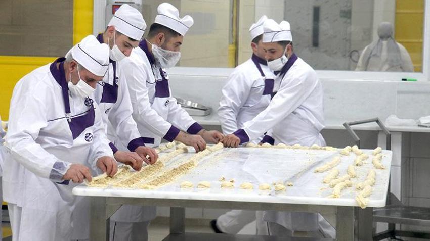 Seyyar tezgahta börek satarak gıda sektörüne girdi! Şimdi 100 ülkeye tatlı satıyor