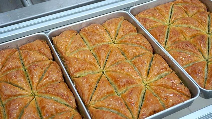 Seyyar tezgahta börek satarak gıda sektörüne girdi! Şimdi 100 ülkeye tatlı satıyor