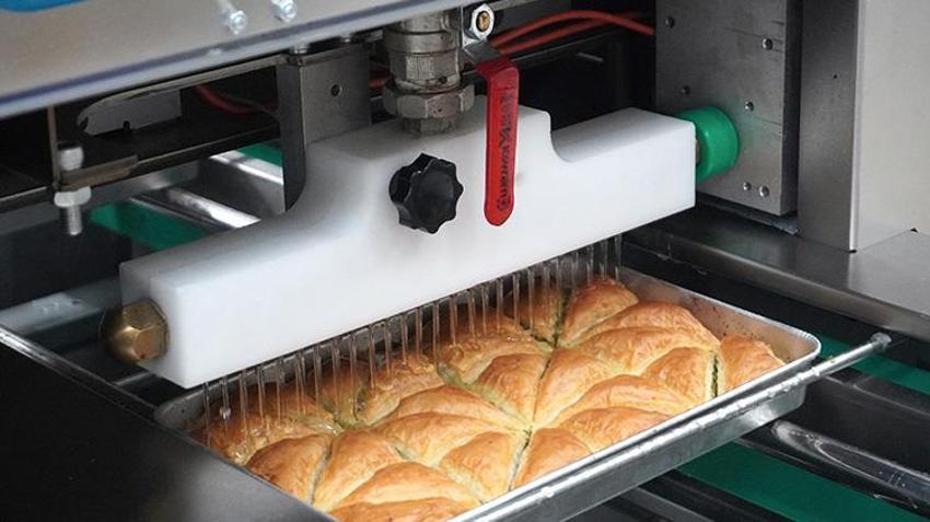 Seyyar tezgahta börek satarak gıda sektörüne girdi! Şimdi 100 ülkeye tatlı satıyor