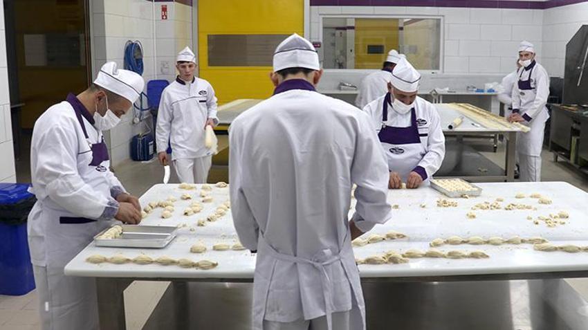 Seyyar tezgahta börek satarak gıda sektörüne girdi! Şimdi 100 ülkeye tatlı satıyor