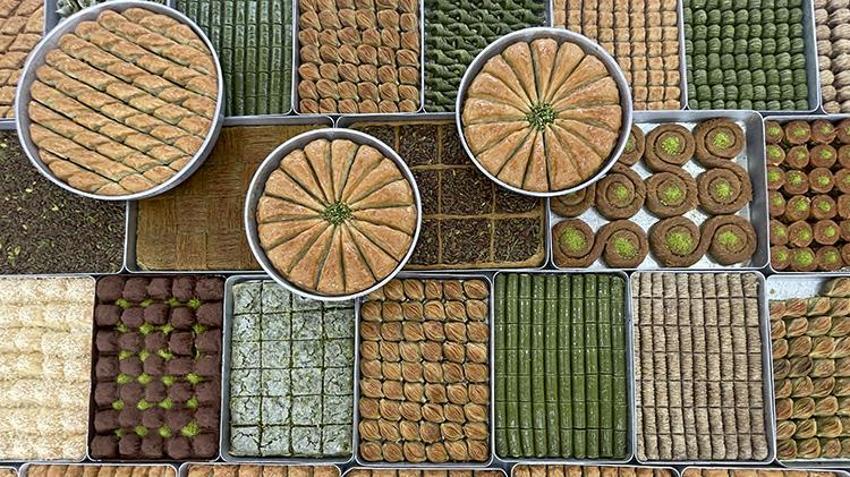 Seyyar tezgahta börek satarak gıda sektörüne girdi! Şimdi 100 ülkeye tatlı satıyor