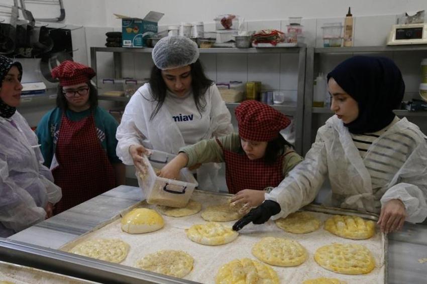 Tokat'ta down sendromlu çocuklar ramazan pidesi yaptı