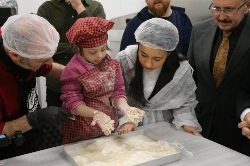 Tokat'ta down sendromlu çocuklar ramazan pidesi yaptı