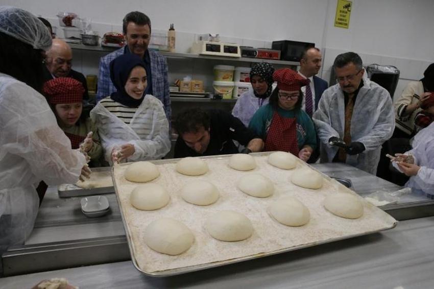 Tokat'ta down sendromlu çocuklar ramazan pidesi yaptı