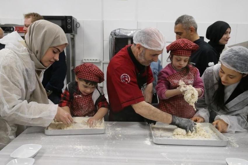 Tokat'ta down sendromlu çocuklar ramazan pidesi yaptı