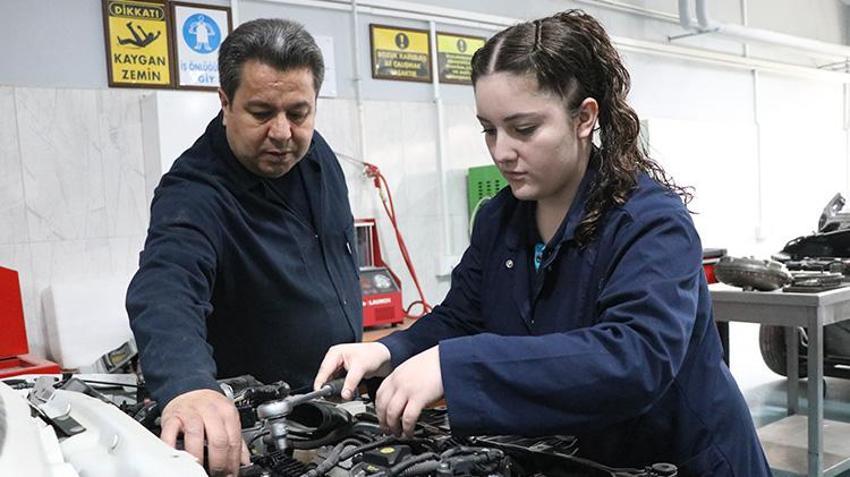 Önyargıları yıktı Kayserililere bir ilki gösterdi! Yüzlerce erkek öğrencinin içinde tek başına hayalinin peşinden gidiyor