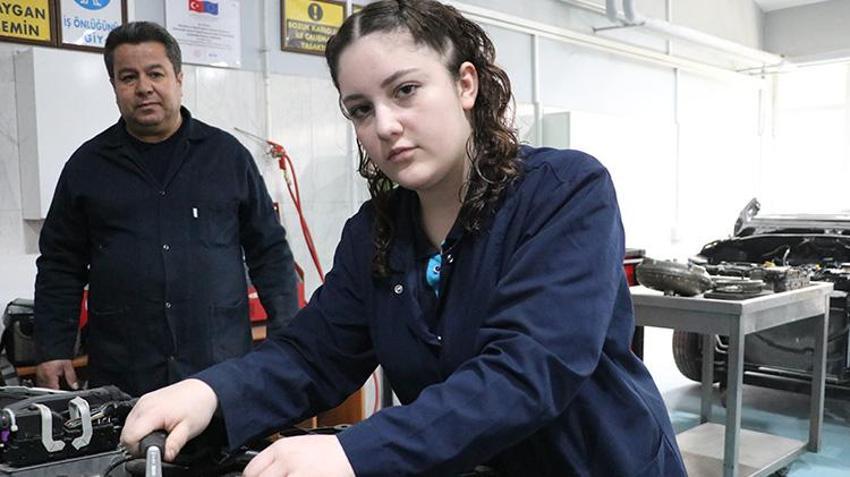 Önyargıları yıktı Kayserililere bir ilki gösterdi! Yüzlerce erkek öğrencinin içinde tek başına hayalinin peşinden gidiyor