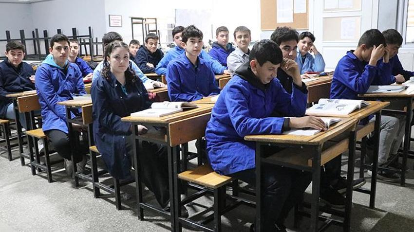 Önyargıları yıktı Kayserililere bir ilki gösterdi! Yüzlerce erkek öğrencinin içinde tek başına hayalinin peşinden gidiyor