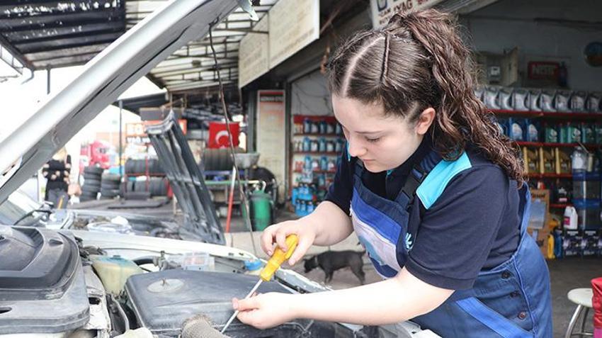 Önyargıları yıktı Kayserililere bir ilki gösterdi! Yüzlerce erkek öğrencinin içinde tek başına hayalinin peşinden gidiyor