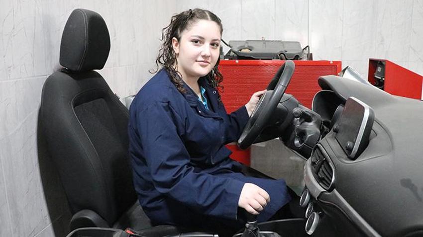 Önyargıları yıktı Kayserililere bir ilki gösterdi! Yüzlerce erkek öğrencinin içinde tek başına hayalinin peşinden gidiyor