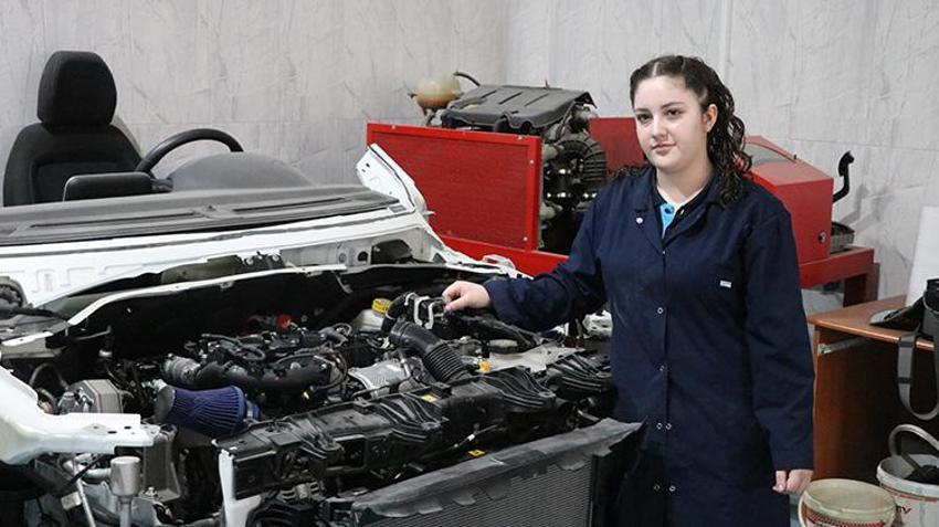 Önyargıları yıktı Kayserililere bir ilki gösterdi! Yüzlerce erkek öğrencinin içinde tek başına hayalinin peşinden gidiyor