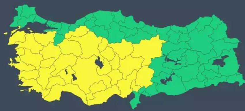 Lapa lapa kar İstanbul'a son kez geliyor! MGM uyardı, AKOM devrede... Hava buz kesecek, montlar yeniden çıkıyor 