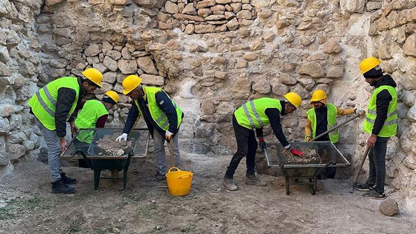 Hasankeyf'te bin 600 yıllık gözyaşı şişesi bulundu! 'Ölen kişinin eşi gözyaşlarını bu şişeye damlatıp mezara koyuyordu'