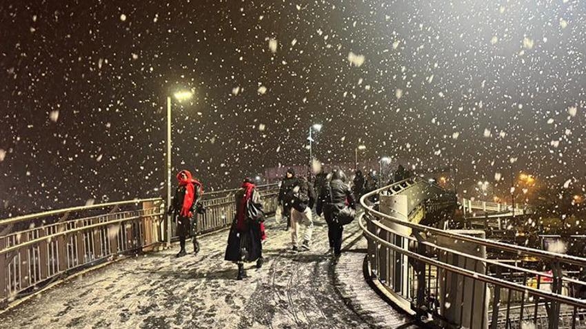Kar yağışı İstanbul'da başladı! Meteoroloji son dakika uyardı, daha da etkili olacak, saat verildi