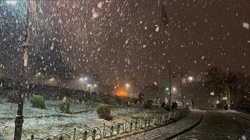 Kar yağışı İstanbul'da başladı! Meteoroloji son dakika uyardı, daha da etkili olacak, saat verildi