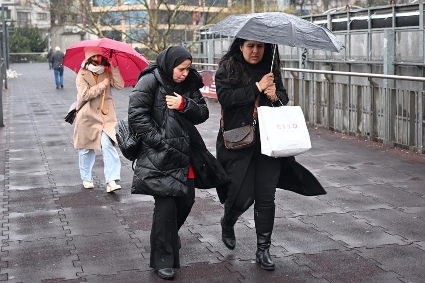 Kar yağışları İstanbul'a geri döndü! Yaz havası gitti dondurucu soğuklar geldi