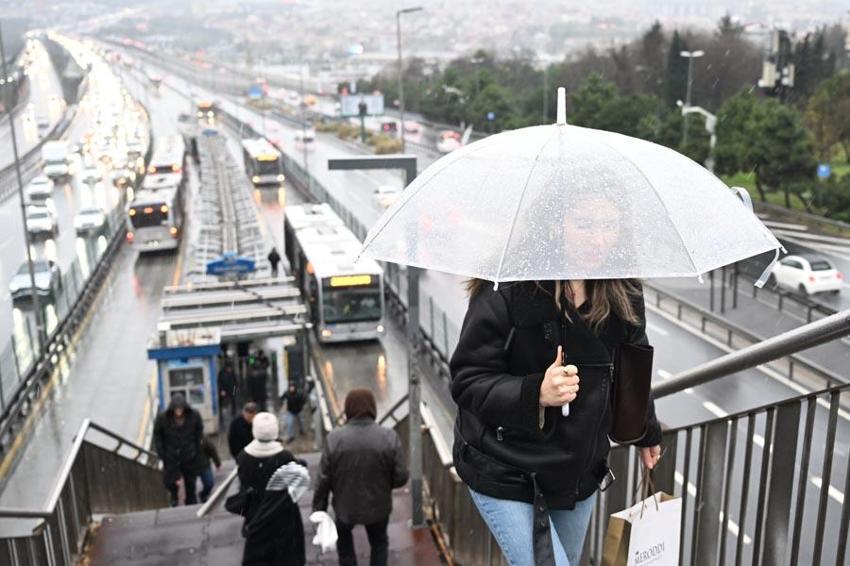Kar yağışları İstanbul'a geri döndü! Yaz havası gitti dondurucu soğuklar geldi