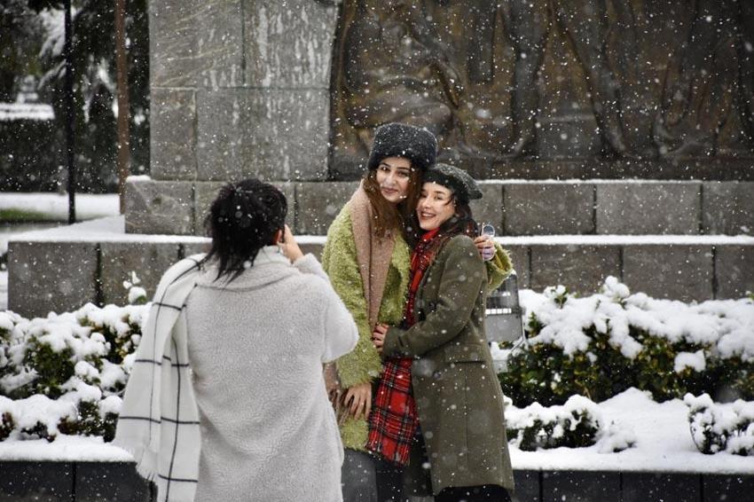 Kar yağışları İstanbul'a geri döndü! Yaz havası gitti dondurucu soğuklar geldi