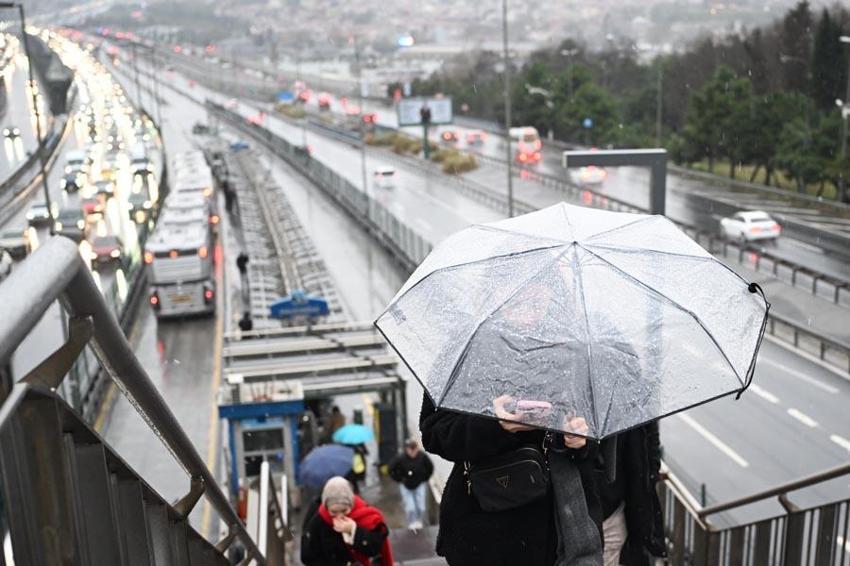 Kar yağışları İstanbul'a geri döndü! Yaz havası gitti dondurucu soğuklar geldi