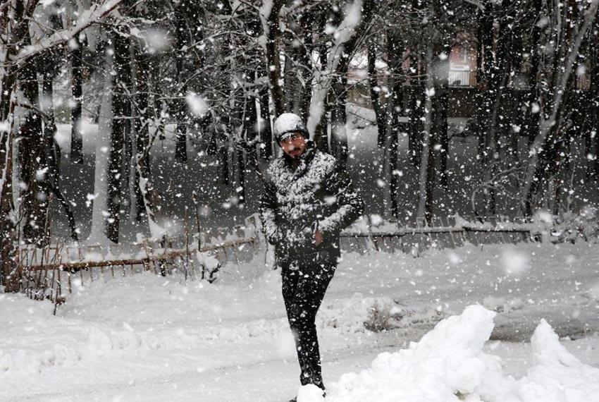 Kar yağışları İstanbul'a geri döndü! Yaz havası gitti dondurucu soğuklar geldi