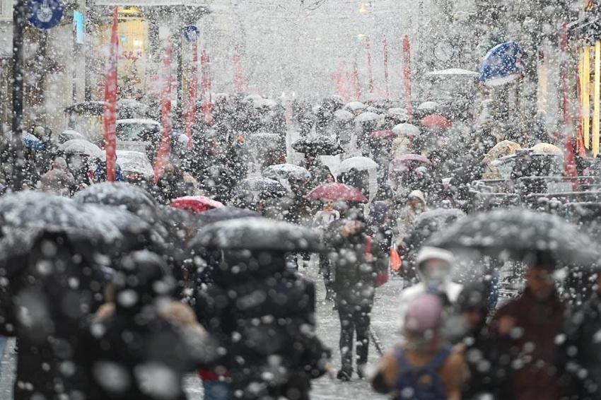 Kar yağışları İstanbul'a geri döndü! Yaz havası gitti dondurucu soğuklar geldi