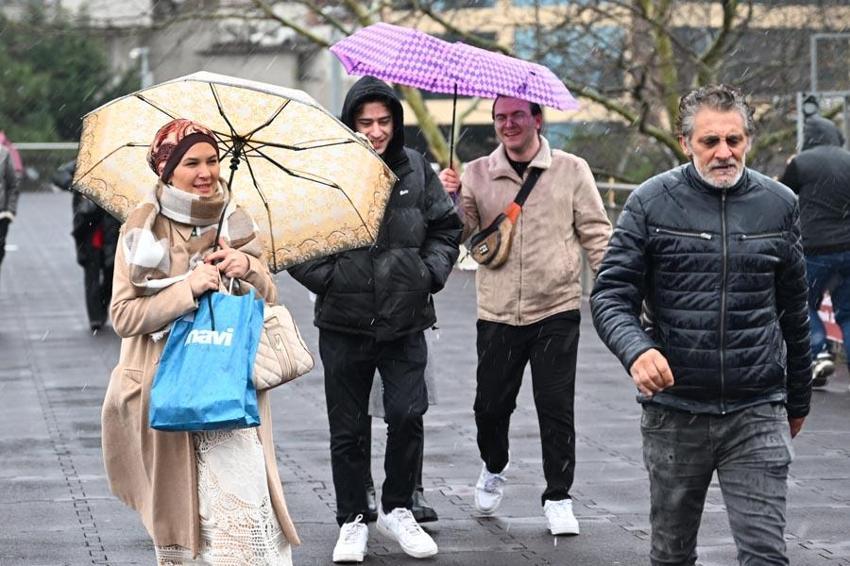 Kar yağışları İstanbul'a geri döndü! Yaz havası gitti dondurucu soğuklar geldi