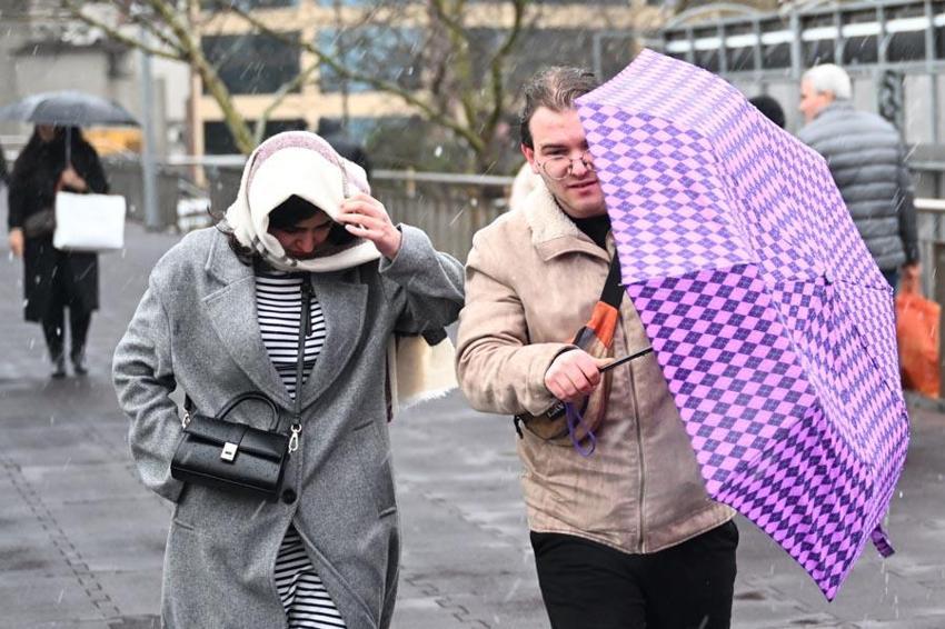 Kar yağışları İstanbul'a geri döndü! Yaz havası gitti dondurucu soğuklar geldi