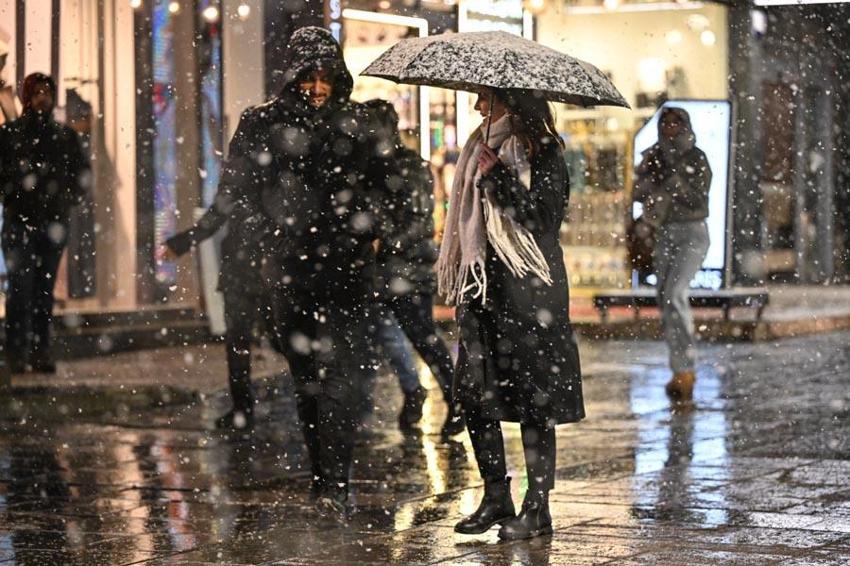 Kar yağışları İstanbul'a geri döndü! Yaz havası gitti dondurucu soğuklar geldi