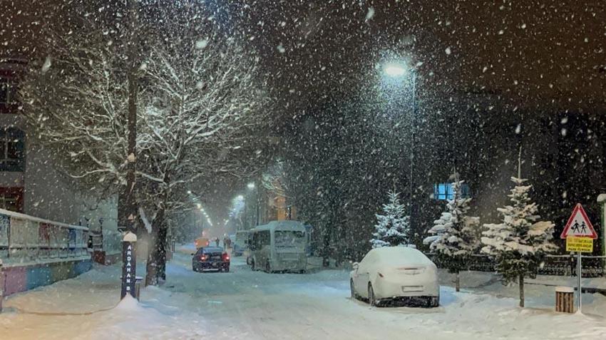Kar yağışları İstanbul'a geri döndü! Yaz havası gitti dondurucu soğuklar geldi