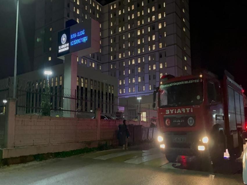 Bursa'da kız öğrenci yurdunda yangın çıktı! Gece yarısı sokağa döküldüler