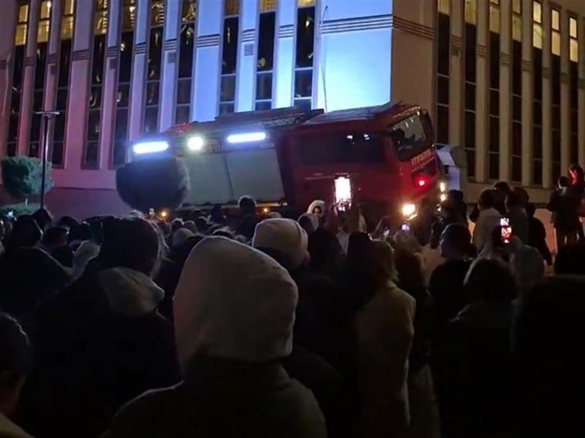 Bursa'da kız öğrenci yurdunda yangın çıktı! Gece yarısı sokağa döküldüler