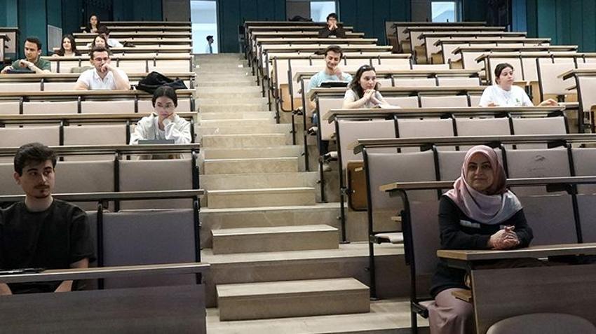 23 yıllık öğretmen doktor olmak için kolları sıvadı! Yarım kalan hayalini gerçekleştiriyor