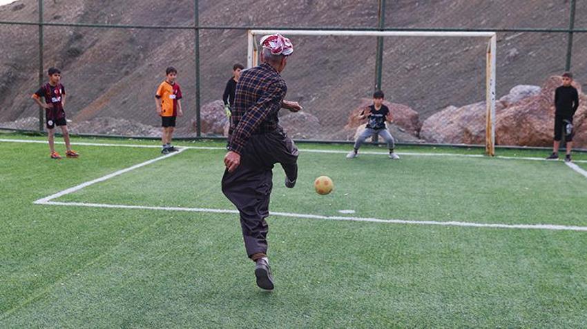 Galatasaraylı Hakkarili amca, 63 yaşında top peşinde! Yöresel kıyafetlerini giyip sahaya çıkıyor