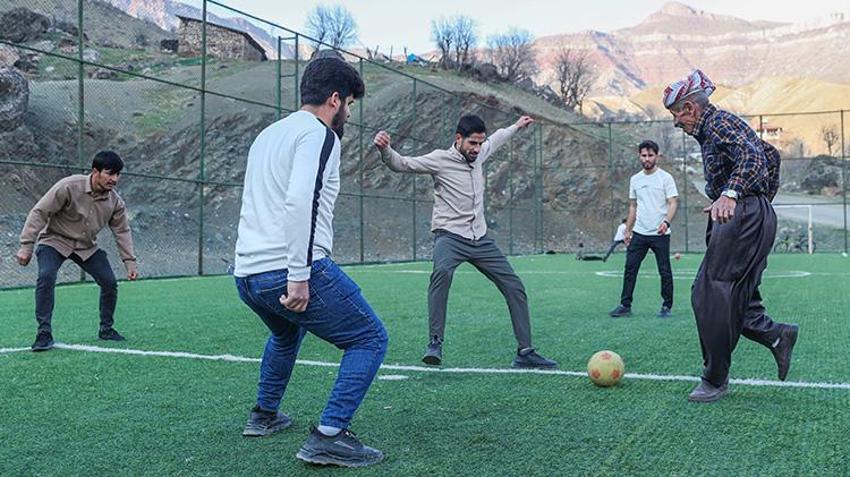 Galatasaraylı Hakkarili amca, 63 yaşında top peşinde! Yöresel kıyafetlerini giyip sahaya çıkıyor